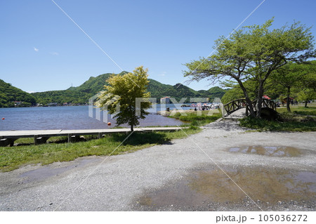 群馬県榛名山　榛名湖に流れ込む川に架かる橋付近　2023年5月24日 105036272