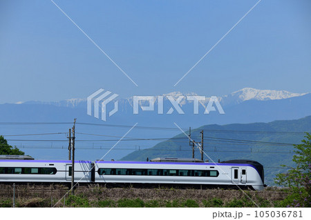 残雪の南アルプスと中央本線特急電車 残雪の南アルプスと中央本線特急電車 105036781