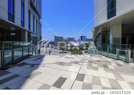 羽田イノベーションシティの2Fコリドーから見下ろす天空橋駅周辺　 105037326