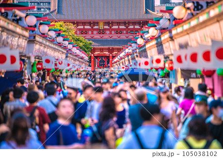 日本の東京都市景観 猛烈な暑さ…賑わう浅草寺。ほぼマスク無しに…感染爆発はない=7月17日 日本の東京都市景観 猛烈な暑さ…賑わう浅草寺。ほぼマスク無しに…感染爆発はない=7月17日 105038102