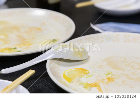 食べ終わった中華料理の皿 105038124