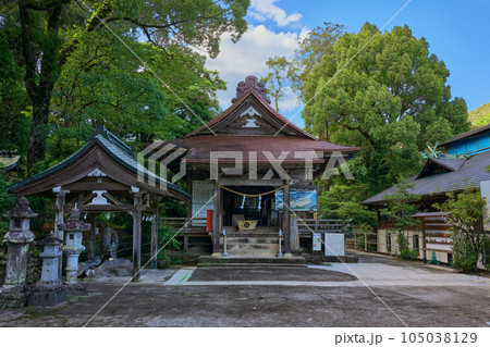 紫尾神社（賽銭箱の下は紫尾温泉の源泉！） 105038129