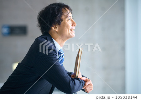 オフィスで働く若いビジネスマン 105038144