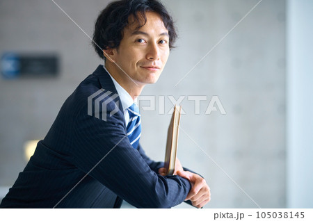 オフィスで働く若いビジネスマン 105038145