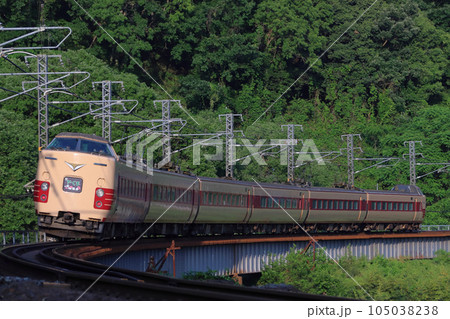 伯備線特急やくも号：381系電車（国鉄色リバイバル編成） 105038238