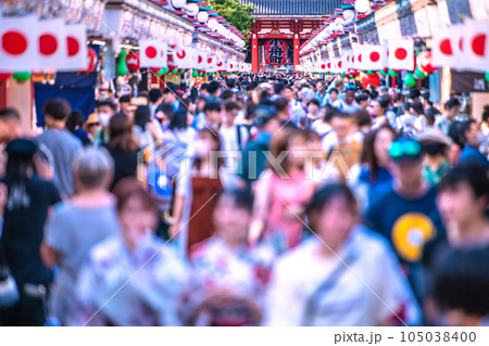 日本の東京都市景観 猛烈な暑さ…賑わう浅草寺。ほぼマスク無しに…感染爆発はない=7月17日 日本の東京都市景観 猛烈な暑さ…賑わう浅草寺。ほぼマスク無しに…感染爆発はない=7月17日 105038400