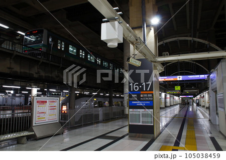 北の玄関口：上野駅地平ホームにて 105038459