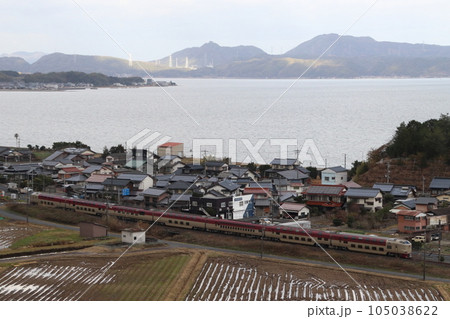 晩秋の中海を行く寝台特急サンライズ出雲号 105038622