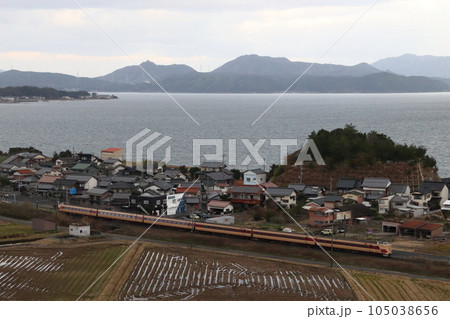 晩秋の中海を行く山陰本線特急やくも号 105038656