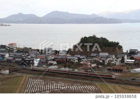 晩秋の中海を行く山陰本線特急やくも号 105038658
