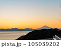 江ノ島から見た富士の夕焼け 105039202