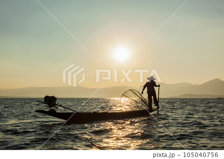 Myanmar travel attraction landmark - Traditional Burmese fisherman at Inle lake, Myanmar famous for their distinctive one legged rowing style 105040756
