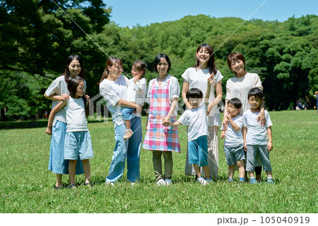子どもたちと保護者と先生の屋外での集合写真 105040919