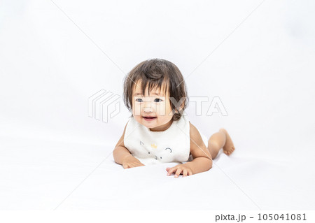 ハイハイする女の子の赤ちゃんの斜め前姿 105041081