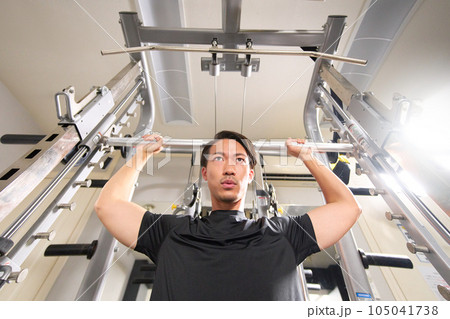 スポーツジムで筋トレをする男性 105041738