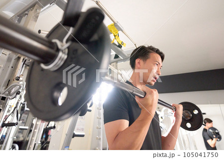 スポーツジムで筋トレをする男性 105041750