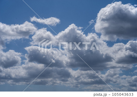 【雲が一杯の風景】 湧き立つ雲 怪しい雲 【雲が一杯の風景】 湧き立つ雲 怪しい雲 105043633