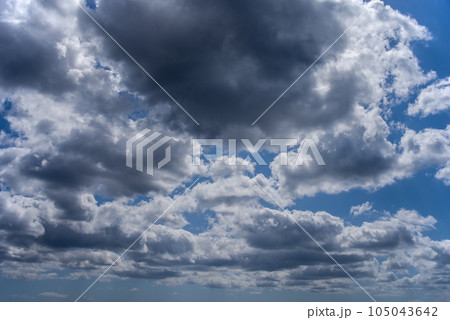 ねずみ色の雲 湧き立つ雲 暗い雲  ねずみ色の雲 湧き立つ雲 暗い雲  105043642