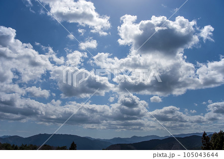 【雲が一杯の風景】　湧き立つ雲　怪しい雲 105043644