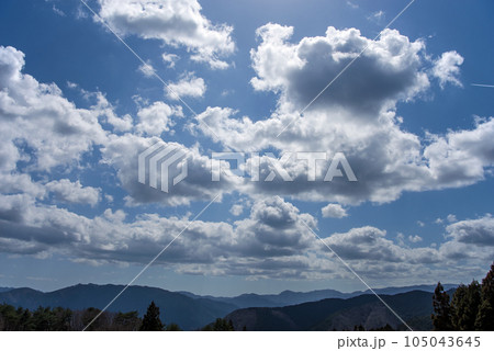 【雲が一杯の風景】 湧き立つ雲 怪しい雲 【雲が一杯の風景】 湧き立つ雲 怪しい雲 105043645