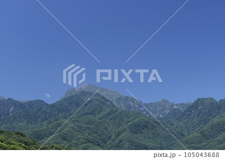 北杜市白州町、夏の甲斐駒と周辺の山々 北杜市白州町、夏の甲斐駒と周辺の山々 105043688