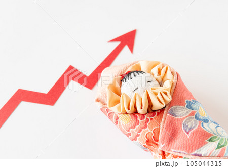 手作りの赤ちゃん人形と上昇矢印 赤ん坊 おくるみの赤ちゃん 手作りの赤ちゃん人形と上昇矢印 赤ん坊 おくるみの赤ちゃん 105044315