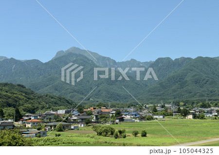 北杜市白州町、南アルプス甲斐駒ケ岳と麓の街並み 105044325