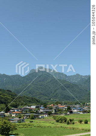 北杜市白州町、南アルプス甲斐駒ケ岳と麓の街並み 105044326