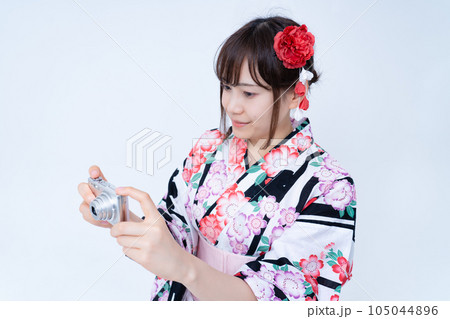 浴衣で写真を撮る若い女性 105044896
