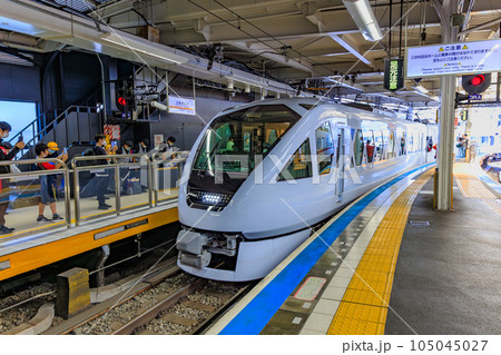 東京　台東区　東武浅草駅に入線する新型特急スペーシアX 105045027