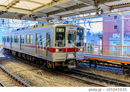 東京　台東区　東武浅草駅から出発する普通電車 105045030
