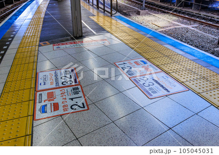 東京　台東区　東武浅草駅　ホームの案内表示 105045031