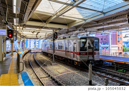 東京　台東区　東武浅草駅から出発する普通電車 105045032