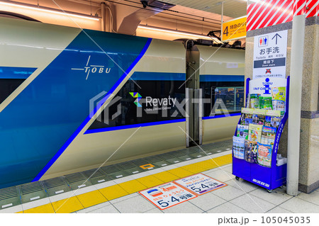 東京　台東区　東武浅草駅　停車中の特急リバティ 105045035