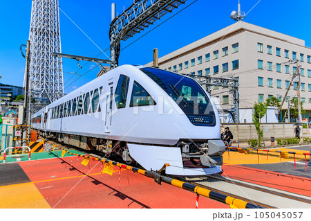 東京　墨田区　東京スカイツリー付近を走るスペーシアX 105045057