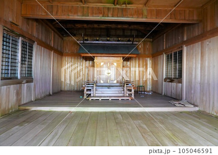 金北山頂上の神社内部の祠 金北山頂上の神社内部の祠 105046591