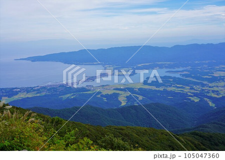 金北山頂上からの加茂湖と両津湾 105047360