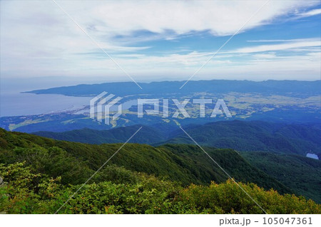 金北山頂上からの加茂湖と両津湾 金北山頂上からの加茂湖と両津湾 105047361