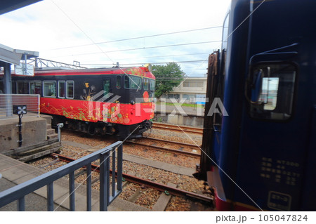 観光列車 花嫁のれん号と里山里海号(七尾駅) 観光列車 花嫁のれん号と里山里海号(七尾駅) 105047824