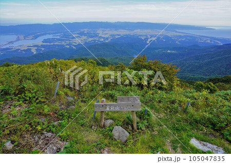 金北山頂の標識と南方面の景色 金北山頂の標識と南方面の景色 105047835