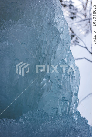 完全凍結まであと少しの乳穂ヶ滝 の滝つぼアップ（青森県西目屋村）2023年 105048025