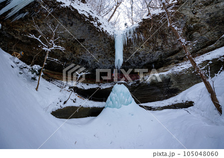 完全凍結まであと少しの乳穂ヶ滝（青森県西目屋村）2023年 105048060