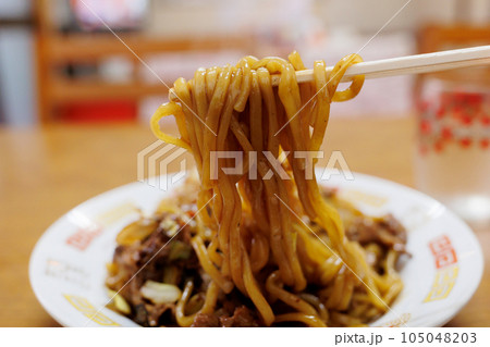 出来立て湯気の立つ町中華焼きそば(青森県黒石市)麺上げ 出来立て湯気の立つ町中華焼きそば(青森県黒石市)麺上げ 105048203