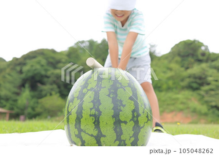 スイカ割りをする子供 105048262