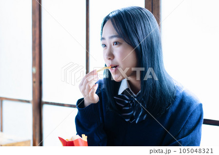 ポテトを食べる女子高生 ポテトを食べる女子高生 105048321