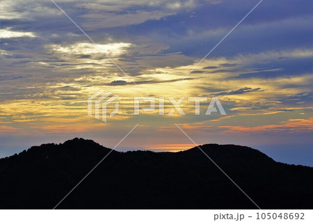 金北山縦走路からの日本海に沈む夕日 金北山縦走路からの日本海に沈む夕日 105048692