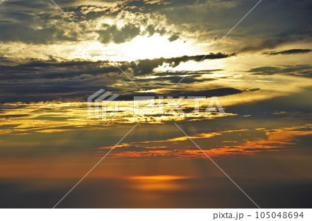 金北山縦走路からの日本海に沈む夕日 金北山縦走路からの日本海に沈む夕日 105048694