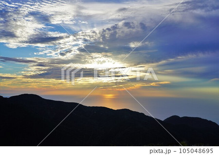 金北山縦走路からの日本海に沈む夕日 105048695