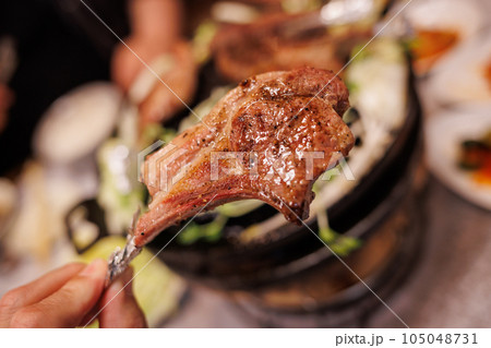 焼きたてのラムチョップ 105048731