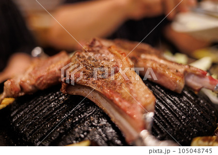 ラムチョップをジンギスカン鍋で焼く ラムチョップをジンギスカン鍋で焼く 105048745